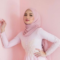 Setelah dilabrak Penny Salman yang merupakan istri sah dari pria yang jadi tunangannya, Alya Iman akhirnya buka suara. Alya mengakui dirinya telah membuat kekhilafan bertunangan dengan pria yang berstatus suami orang. Dilabrak di Instagram dan dituduh sebagai pelakor, Alya pun mengembalikan seserahan dari tunangannya itu. Foto: Instagram @alyimn