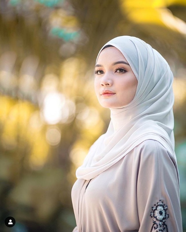 Penny Salman demikian nama selebgram Malaysia yang tengah berseteru dengan artis Alya Iman. Penny terang-terangan menuduh Alya menjadi selingkuhan dari suaminya melalui sederet unggahannya di Instagramnya @pennysalman yang memiliki lebih dari 169 ribu followers itu. Home wrecker, begitu Penny menulis di Instagram Story yang menampilkan foto Instagram Alya Iman. Foto: Instagram @alyimn
