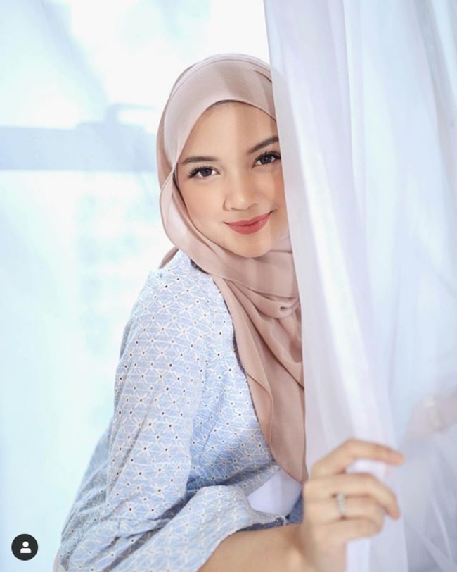 Pada saat itu Alya setuju untuk bertunangan dan menjadi istri kedua dari pria tersebut karena dia diberitahu bahwa istri pertama dari calon suaminya sudah memberikan restu. Belakangan Alya mengaku baru mengetahui kalau istri pertama dari calon suaminya tidak menyetujui rencana pernikahan mereka. Foto: Instagram @alyimn