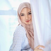 Pada saat itu Alya setuju untuk bertunangan dan menjadi istri kedua dari pria tersebut karena dia diberitahu bahwa istri pertama dari calon suaminya sudah memberikan restu. Belakangan Alya mengaku baru mengetahui kalau istri pertama dari calon suaminya tidak menyetujui rencana pernikahan mereka. Foto: Instagram @alyimn