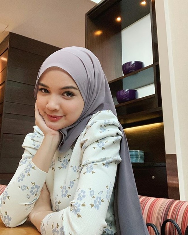 Bintang sinetron pendatang baru di Malaysia itu memutuskan mengakhiri pertunangannya dengan si pria pada Maret 2020. Segala hadiah telah Alya pulangkan kepada individu tersebut karena rasa bersalah. Alya pasrah dengan apa yang berlaku pada saat ini dan percaya Allah Maha Adil dan Maha Berkuasa, ujarnya. Foto: Instagram @alyimn