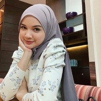 Bintang sinetron pendatang baru di Malaysia itu memutuskan mengakhiri pertunangannya dengan si pria pada Maret 2020. Segala hadiah telah Alya pulangkan kepada individu tersebut karena rasa bersalah. Alya pasrah dengan apa yang berlaku pada saat ini dan percaya Allah Maha Adil dan Maha Berkuasa, ujarnya. Foto: Instagram @alyimn