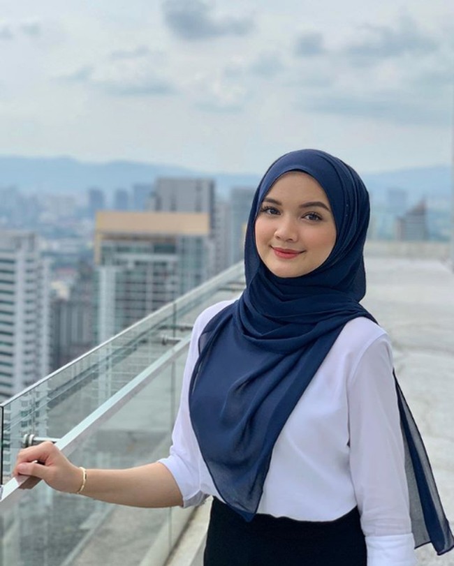 Alya menegaskan sudah memutuskan pertunangannya dengan suami Penny pada Maret 2020. Saya terima semua nasihat, kecaman, sindiran dan fitnah sebagai sesuatu yang mematangkan saya. Saya akui pernah melakukan kesilapan di masa lalu, tapi saya yakin Allah Maha Adil dan Maha Berkuasa. Saya berdoa dan berusaha agar kehidupan saya menjadi kehidupan yang diberkati dan diredai Allah, katanya di Instagram Stories. Foto: Instagram @alyimn