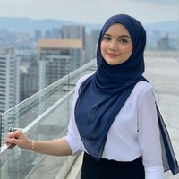 Alya menegaskan sudah memutuskan pertunangannya dengan suami Penny pada Maret 2020. Saya terima semua nasihat, kecaman, sindiran dan fitnah sebagai sesuatu yang mematangkan saya. Saya akui pernah melakukan kesilapan di masa lalu, tapi saya yakin Allah Maha Adil dan Maha Berkuasa. Saya berdoa dan berusaha agar kehidupan saya menjadi kehidupan yang diberkati dan diredai Allah, katanya di Instagram Stories. Foto: Instagram @alyimn