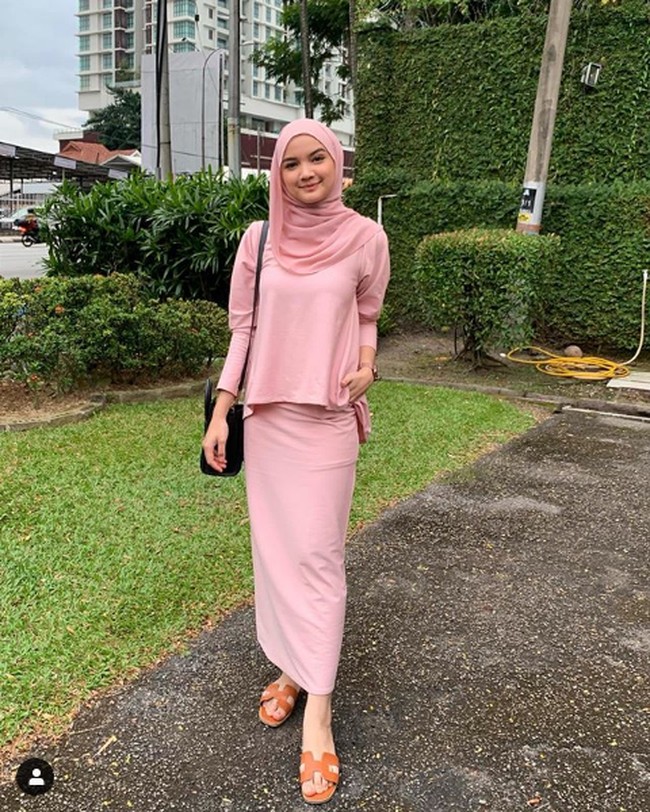 Alya telah bertunang dengan seorang individu yang berusia 30 tahun yang telah berkahwin dan mempunyai 2 cahaya mata. Majlis tertutup tersebut telah dihadiri oleh keluarga dan rakan terdekat Alya pada 27 Februari lalu, ucapnya. Foto: Instagram @alyimn