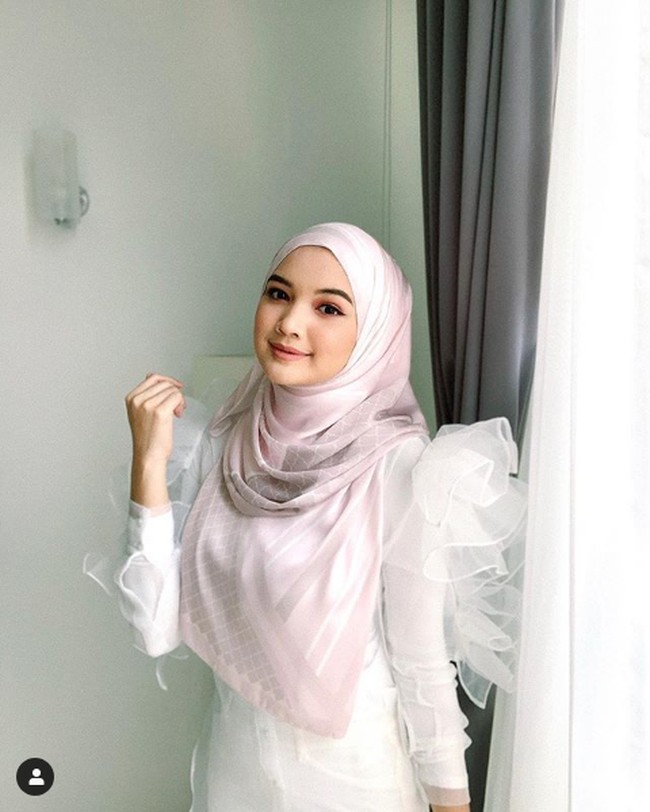 Dalam wawancara dengan MStar, Alya Iman mengaku dia dan pria yang merupakan suami Penny Salman bertunangan pada 27 Februari 2020. Alya tak menampik jika dirinya mengetahui tunangannya itu sudah beristri dan memiliki dua anak. Foto: Instagram @alyimn