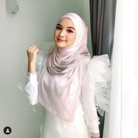 Dalam wawancara dengan MStar, Alya Iman mengaku dia dan pria yang merupakan suami Penny Salman bertunangan pada 27 Februari 2020. Alya tak menampik jika dirinya mengetahui tunangannya itu sudah beristri dan memiliki dua anak. Foto: Instagram @alyimn