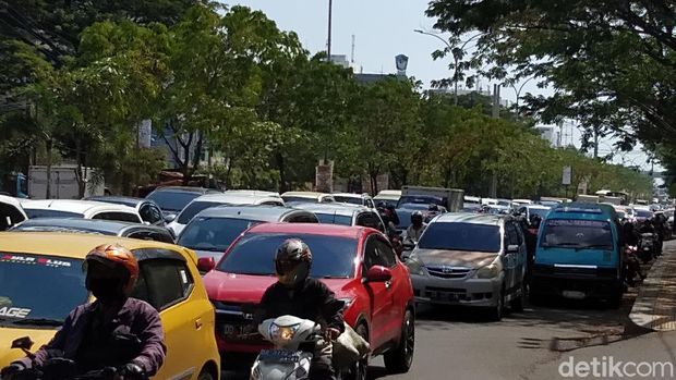 Andi Esa bersama massa mahasiswa berunjuk rasa di depan Kantor Gubernur Sulsel menuntut jasad ibunya dipindah dari makam COVID (Hermawan-detikcom).