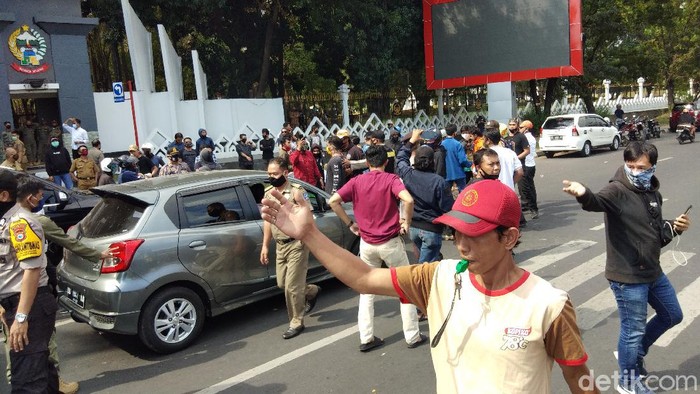 Andi Esa bersama massa mahasiswa berunjuk rasa di depan Kantor Gubernur Sulsel menuntut jasad ibunya dipindah dari makam COVID (Hermawan-detikcom).