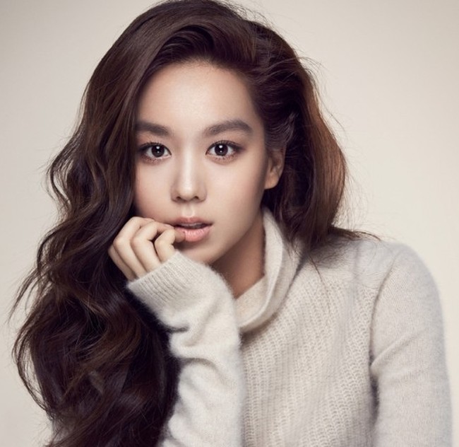 Kim Hee Jung kembali muncul pada 2012 dan terus aktif sebagai aktris sampai sekarang. Penampilannya yang paling baru bisa dilihat di serial Touch Your Heart yang dibintangi Lee Dong Wook dan Yoo In Na. Hingga kini masih tak diketahui apa saja aktivitasnya saat vakum dari rentang tahun antara 2000 - 2012. Foto: Instagram, istimewa