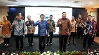 Dirut Askrindo Dedi Sunardi (kedua dari depan) bersama Dirut Askrindo Syariah Soegiharto (kedua kanan tengah) berfoto bersama usai penandatanganan kerja sama. (dok. Askrindo Syariah)