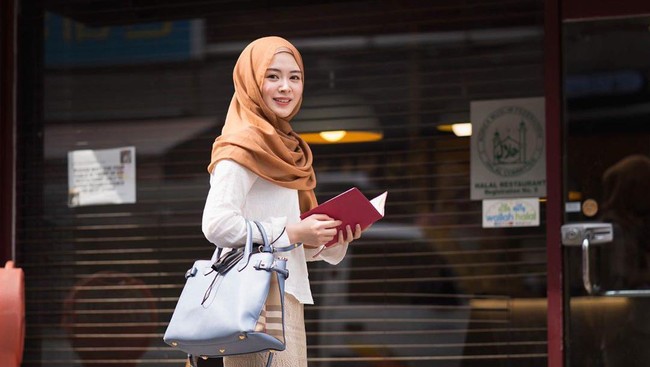 Ayana Moon Jawab Tudingan Pakai Sepatu di Masjid Istiqlal
