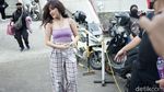Hareudang! Ayu Ting Ting Pamer Bahu Seksi