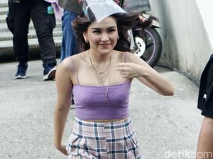 Hareudang! Ayu Ting Ting Pamer Bahu Seksi