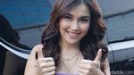 Hareudang! Ayu Ting Ting Pamer Bahu Seksi