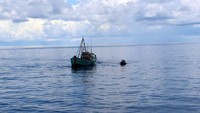 Sesuai dengan rencana operasi, KN. Pulau Dana–323 melakukan patroli di Laut Natuna Utara. Tak lama patroli berselang, KN. Pulau Dana-323 melihat kontak sebuah kapal berbendera Vietnam. (dok. Bakamla)