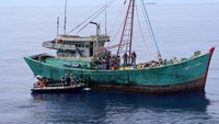 Sekitar pukul 11.00 waktu setempat, KN. Pulau Dana-323 melakukan komunikasi melalui radio VHF terhadap kapal asing tersebut, namun tidak mendapat respon. (dok. Bakamla)