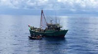 Proses pendekatan oleh Tim VBSS telah dilaksanakan sesuai prosedur dengan mengelilingi kapal Vietnam sebanyak 2 kali guna mengidentifikasi keadaan. Setelah dilaksanakan identifikasi, Tim VBSS mendekat pada lambung kiri kapal untuk berkomunikasi menggunakan pengeras suara memerintahkan kapal asing untuk mematikan mesin. (dok. Bakamla)