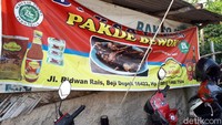 Bakso Item Pakde Bewok berlokasi Jalan Ridwan Rais, tepatnya di perempatan antara Jalan Walet dan Jalan Lengkeng. 