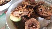 Bakso urat di sini nikmat karena berisi tetelan sapi. Tekstur baksonya sangat empuk dengan rasa daging sapi yang kuat. Tak berbeda jauh dengan bakso kecilnya. Hanya saja bakso kecil ukurannya benar-benar mungil.
