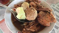 Lalu untuk kuah bakso comberan berwarna hitam karena dibuat dari keluak. Aroma dan rasanya khas mirip kacang dan ada after-taste pahit.