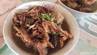 Makan bakso comberan bisa lebih kenyang dengan tambahan lontong. Harganya Rp 2.000 per buah. Dijamin nikmat mengenyangkan!