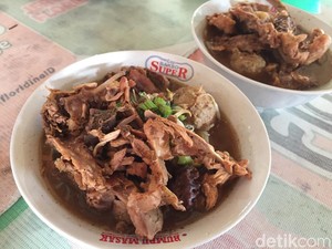 Bakso Pakde Bewok: Sensasi Makan Bakso Comberan Berkuah Item