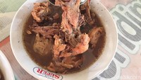 Pengunjung bisa pilih jenis tulangnya, ada kerongkongan, ceker, sayap, paha, dan banyak lainnya.