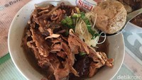 Pilihan bakso di sini ada bakso urat dan bakso kecil. Lalu pelengkapnya tak beda dengan bakso lain yaitu sayuran (sawi dan tauge rebus), bihun, serta mie kuning. 