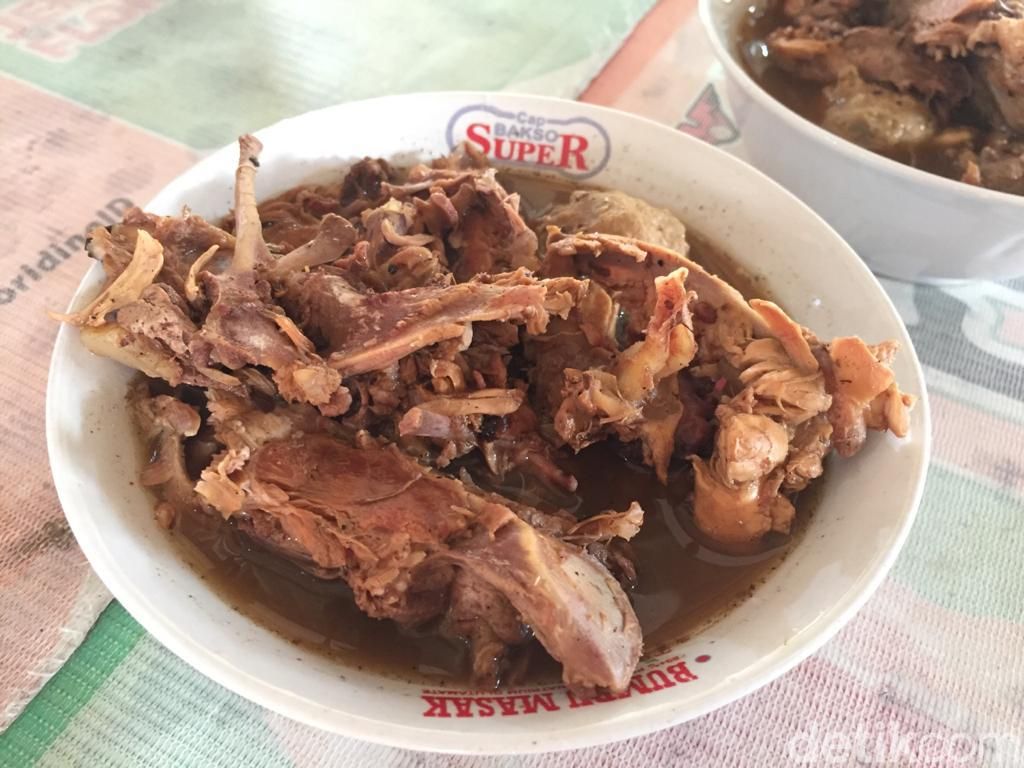 Bakso Pakde Bewok Sensasi Makan Bakso Comberan Berkuah Item