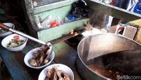 Bakso di sini jadi perbincangan karena kuahnya tidak bening, tetapi hitam dan keruh. Karena kuahnya mirip air comberan maka sering disebut juga bakso sampah atau bakso comberan.