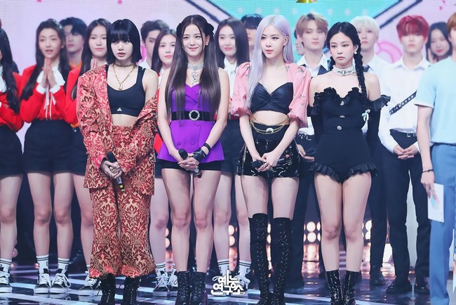 Beberapa waktu lalu pinggang Rose kembali jadi perbincangan karena sampai bisa muat bandana. Saat tampil di sebuah acara musik baru-baru ini, Jisoo kedapatan mengenakan ikat pinggang yang sekilas terlihat seperti bagian dari bawahannya. Fans pun menemukan jika item itu seperti familiar yang ternyata adalah bandana Crescent Moon dari brand Marine Serre dan pernah dipakai Jisoo. Foto: Instagram