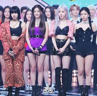 Beberapa waktu lalu pinggang Rose kembali jadi perbincangan karena sampai bisa muat bandana. Saat tampil di sebuah acara musik baru-baru ini, Jisoo kedapatan mengenakan ikat pinggang yang sekilas terlihat seperti bagian dari bawahannya. Fans pun menemukan jika item itu seperti familiar yang ternyata adalah bandana Crescent Moon dari brand Marine Serre dan pernah dipakai Jisoo. Foto: Instagram