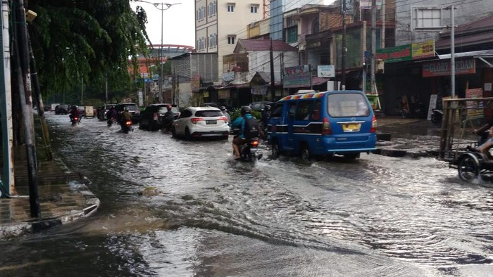 Banjir di Jalan Dr Mansyur (Datuk Haris Molana-detikcom)