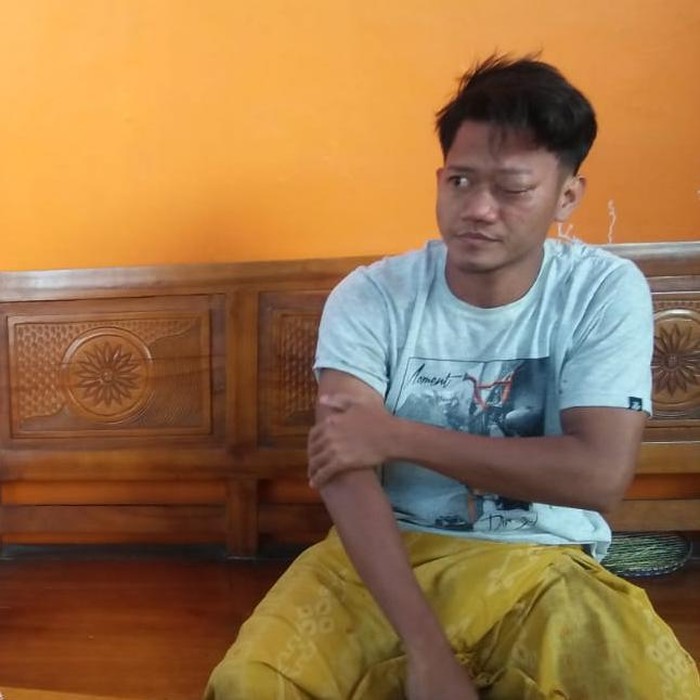 Seorang ibu rumah tangga di Kota Pasuruan menjadi korban begal payudara. Begal bersarung itu beraksi sendirian dengan motor.