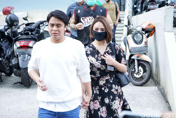 Billy Syahputra dan Amanda Manopo Billy Syahputra dan Amanda Manopo saat ditemui di kawasan Trans TV.