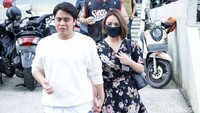 Billy Syahputra dan Amanda Manopo saat ditemui di kawasan Trans TV, Jakarta Selatan pada Senin (27/7). Pool/Noel/detikFoto.