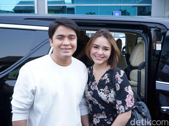 Billy Syahputra dan Amanda Manopo saat ditemui di kawasan Trans TV.
