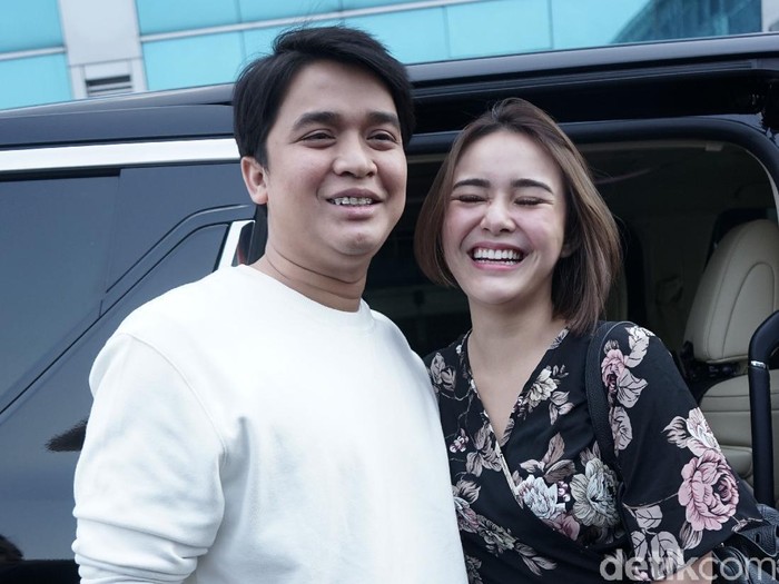 Billy Syahputra dan Amanda Manopo saat ditemui di kawasan Trans TV.