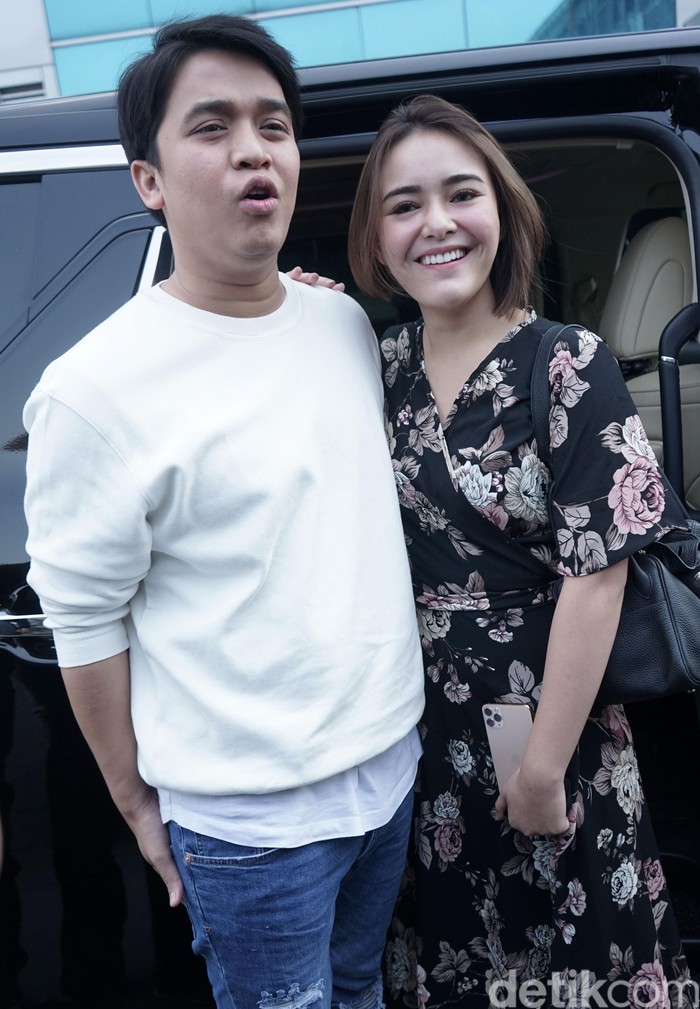 Billy Syahputra dan Amanda Manopo saat ditemui di kawasan Trans TV.