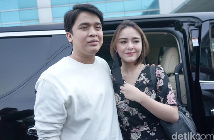 Billy Syahputra dan Amanda Manopo Billy Syahputra dan Amanda Manopo saat ditemui di kawasan Trans TV.