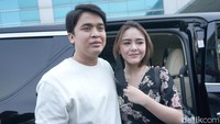 Sebelumnya Nikita Mirzani mengaku kesal dengan Billy Syahputra yang lupa dengan dirinya usai berpacaran dengan Amanda Manopo. Pool/Palevi S/detikFoto.