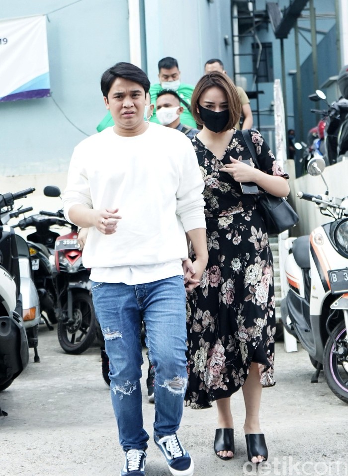 Billy Syahputra dan Amanda Manopo Billy Syahputra dan Amanda Manopo saat ditemui di kawasan Trans TV.
