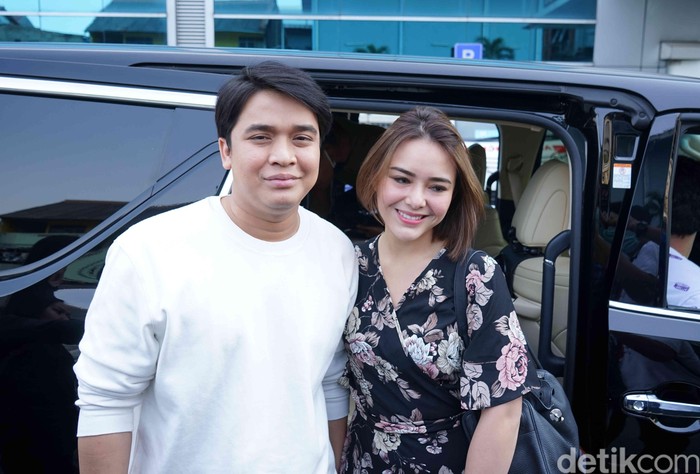 Billy Syahputra dan Amanda Manopo saat ditemui di kawasan Trans TV.