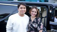 Billy pun mengenang jika dirinya menggunakan katering ibundanya untuk bahan obrolan dengan Amanda Manopo pertama kali. Pool/Noel/detikFoto.