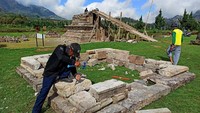 Saat ini, kata Eri, pemugaran masih dalam proses penurunan batu candi. Istimewa/Dok. UPT Dieng.