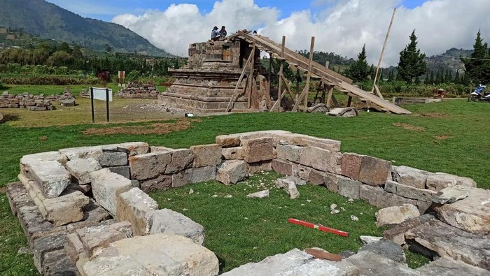 Candi Setiaki Dipugar Usai Ambles Gegara Tanah Labil Candi Setiaki yang berada di Dieng, dipugar. Diketahui, kondisi candi tersebut sudah mengkhawatirkan karena ambles dampak tanah yang ditumpanginya labil.