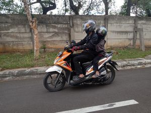 Begini Cara Aman Bonceng Anak di Motor