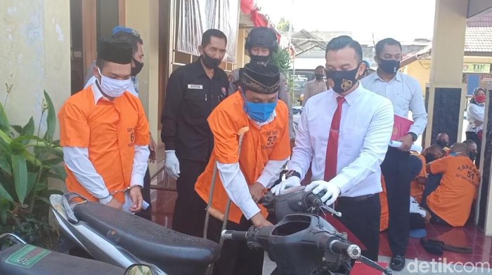 Seorang warga Ngawi yang memiliki keterbatasan fisik ditangkap karena melakukan aksi curanmor. Dengan kondisi kaki pincang, ia sudah mencuri 10 motor.