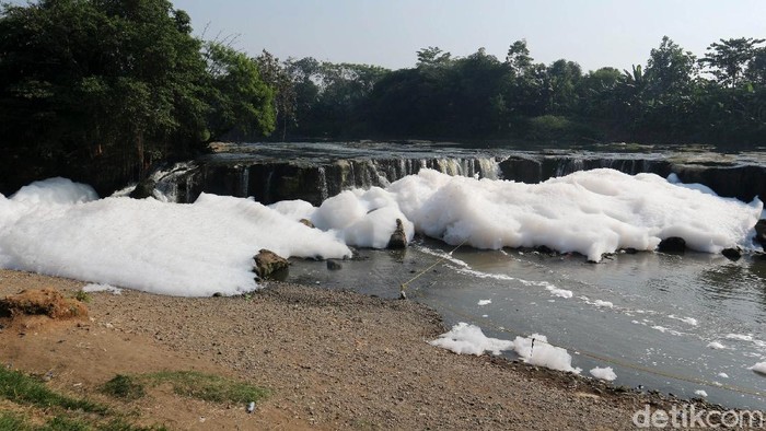 Curug Parigi Berbusa Keindahan Curug Parigi mulai terkotori, Senin (27/7/2020). Saat ini air terjung di Bantargebang, Bekasi, Jawa Barat, itu tercemar limbah hingga berbusa.
